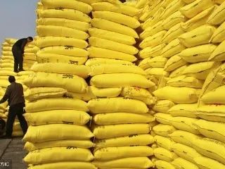 尿素：企业开工率、库存双降，报价微涨